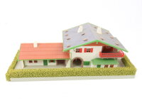 Faller H0 10801 Gebäude Bahnhof "Bergheim" mit Figuren