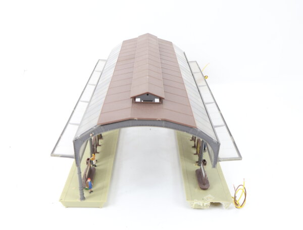 Faller H0 120180 Bahnhofshalle "Neustadt" mit Figuren Bahnsteig / Licht