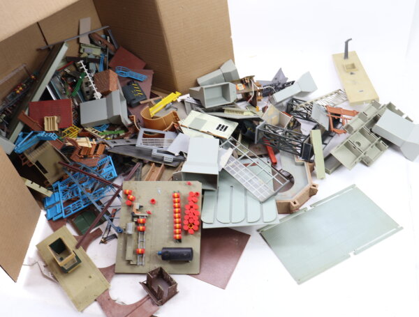 Spur H0 Gebäudeteile Modellbaureste Kleinteile Spritzlinge etc. Konvolut