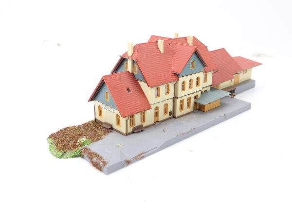Kibri Spur Z 36702 Bahnhof "Rodach" mit integriertem Bahnsteig 1:220 gebaut