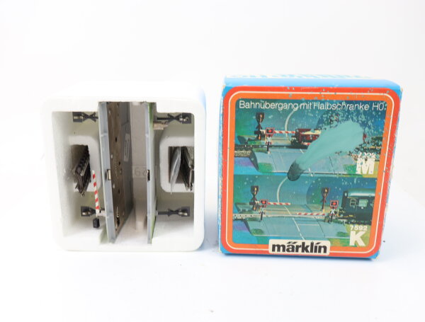 Märklin H0 7592 K Bahnübergang mit Andreaskreuz Halbschranke + Gleise OVP