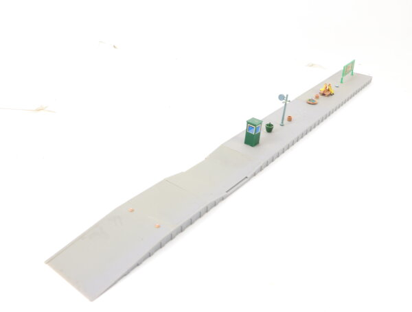 Kibri H0 Gebäude Bahnsteig ohne Überdachung mit Wartenden Länge ca. 57 cm 1:87