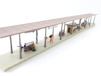 Faller H0 Gebäude Bahnsteig mit Überdachung Bänken Infotafeln und Figuren /Licht