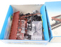 Kibri H0 16261 Güterwagen Bausatz Niederbordwagen Kls 442 mit Bagger OVP