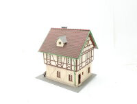 Pola H0 Gebäude Fachwerkhaus mit Ladeneinrichtung "Eisenwaren Fischer" / Licht