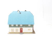 H0 Gebäude Fachwerkhaus mit  Schopfwalmdach und Vorgarten Figuren / Pappe