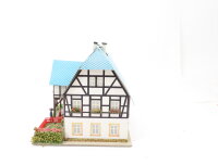 H0 Gebäude Fachwerkhaus mit  Schopfwalmdach und Vorgarten Figuren / Pappe
