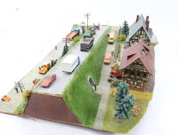 Spur H0 Diorama Landschaft Gebäude Landstraße und Tunnel PKWs Figuren Stadt