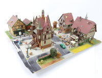 Spur H0 Diorama Landschaft Gebäude Stadtteil Markt PKWs Figuren Bahnübergang