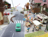 Spur H0 Diorama Landschaft Gebäude Stadtteil Markt PKWs Figuren Bahnübergang