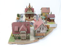 Spur H0 Diorama Landschaft Gebäude Stadtteil Markt PKWs Figuren Bahnübergang