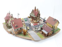Spur H0 Diorama Landschaft Gebäude Stadtteil Markt PKWs Figuren Bahnübergang