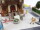 Spur H0 Diorama Landschaft Gebäude Stadtteil Markt PKWs Figuren Bahnübergang