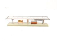 Spur N Gebäude Bahnsteig mit Glasdach / Überdacht