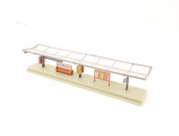 Spur N Gebäude Bahnsteig mit Glasdach / Überdacht