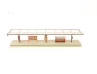 Spur N Gebäude Bahnsteig mit Glasdach / Überdacht