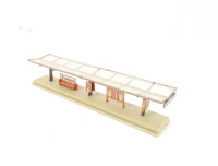 Spur N Gebäude Bahnsteig mit Glasdach / Überdacht