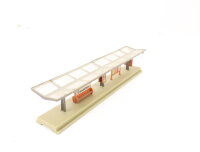 Spur N Gebäude Bahnsteig mit Glasdach / Überdacht