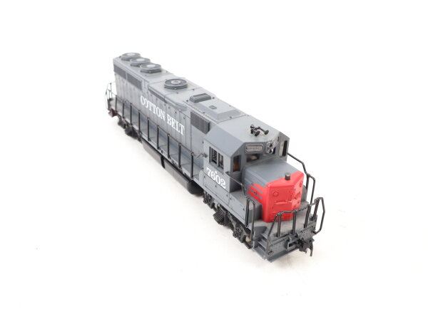 Atlas H0 7037 US Diesellok GP40 "Cotton Belt" grau-rot #7602 / defekt