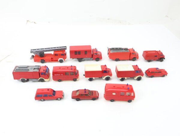 Wiking H0 12x Modellfahrzeuge PKW Oldtimer Feuerwehr Krankenwagen VW MB Konvolut