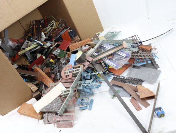 Spur H0 Gebäudeteile Modellbaureste Kleinteile Spritzlinge etc. Konvolut