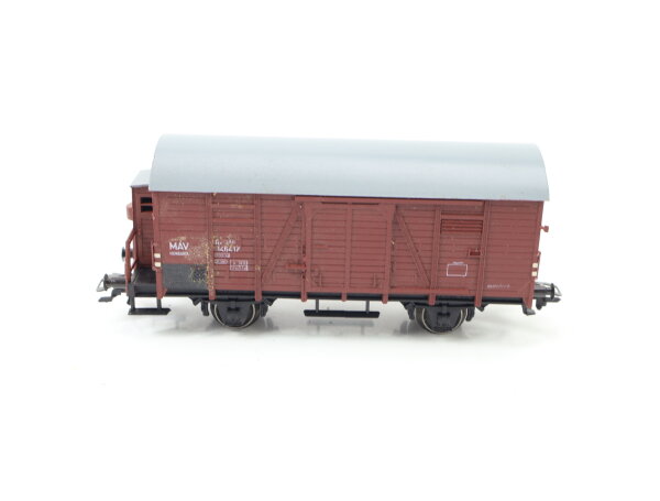 Piko H0 gedeckter Güterwagen mit Bremserhaus 146 417 MAV / NEM / AC