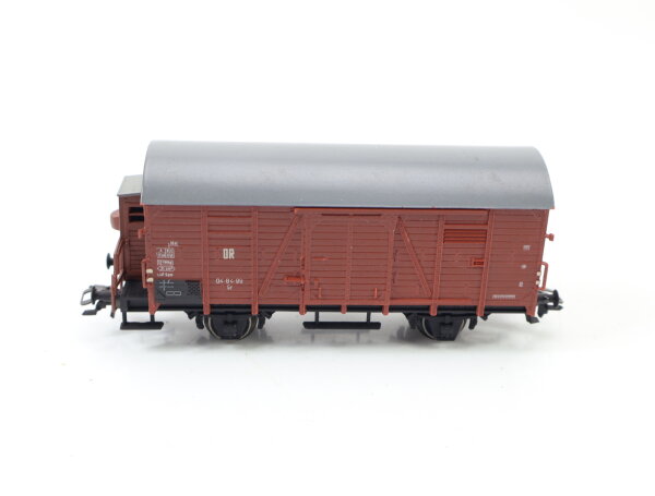 Piko H0 gedeckter Güterwagen mit Bremserhaus 04-84-99 braun DR NEM / AC