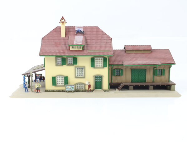 Faller H0 26661 Gebäude Bahnhof Talheim mit Figuren