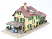 Faller H0 26661 Gebäude Bahnhof Talheim mit Figuren
