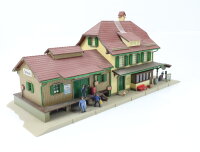 Faller H0 26661 Gebäude Bahnhof Talheim mit Figuren