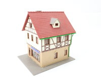 Spur H0 Gebäude Fachwerkhaus mit Ladenzeile "Frischmarkt Hug" / Licht