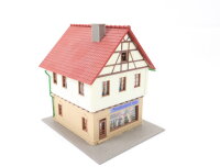 Spur H0 Gebäude Fachwerkhaus mit Ladenzeile "Frischmarkt Hug" / Licht