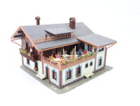 Faller H0 130282 Gebäude Pension Edelweiß mit Figuren / Licht