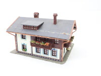 Faller H0 130282 Gebäude Pension Edelweiß mit Figuren / Licht