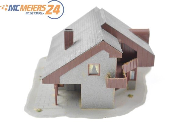 H0 Gebäude Stadthaus Wohnhaus Mehrfamilienhaus Pension mit Balkon E592