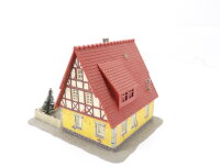 Pola H0 1040 Gebäude Ländliches Fachwerkhaus Siedlungshaus mit Vorgarten 1:87