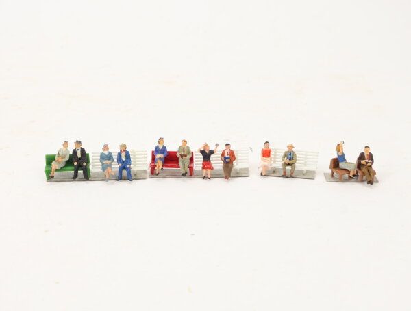Spur H0 Figuren-Set 12x Sitzende auf Parkbänken oder Stühlen in Box 1:87
