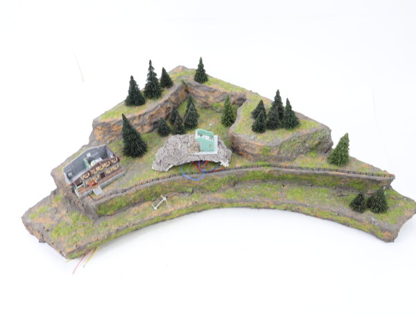 Spur N Berg Bergterrassen Felsmassiv mit Seilbahn und Ausschmückung / Motor