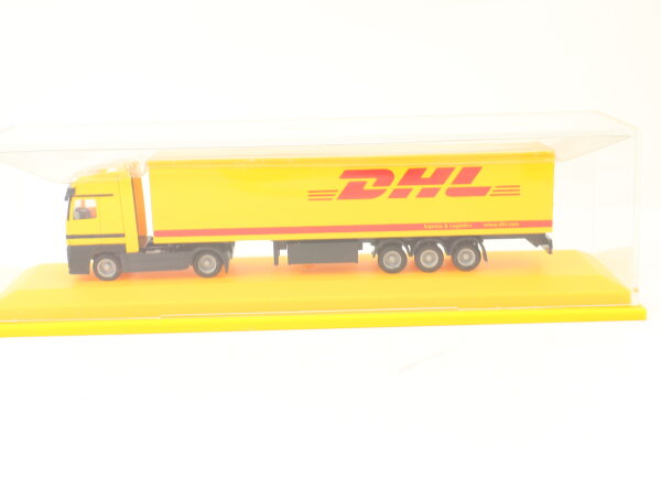 AMW H0 006738 Modellauto aus Set "Aus Danzas wird DHL" MB Actros 1:87 in Vitrine