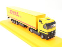 AMW H0 006738 Modellauto aus Set "Aus Danzas wird DHL" MB Actros 1:87 in Vitrine