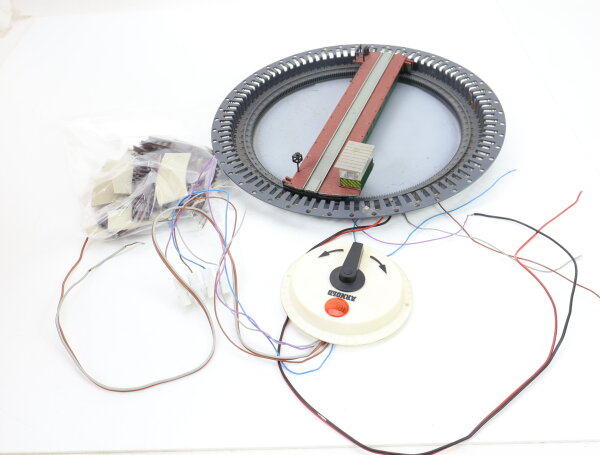 Arnold N 0851 elektrische Drehscheibe mit 10 Gleisabgängen u. Schalter