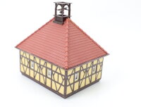 Spur H0 Gebäude Fachwerkhaus mit Glockenturm