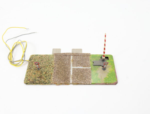 Märklin Z 8992 Bahnübergang-Hälfte mit Halbschranke 1:220 / Licht geprüft