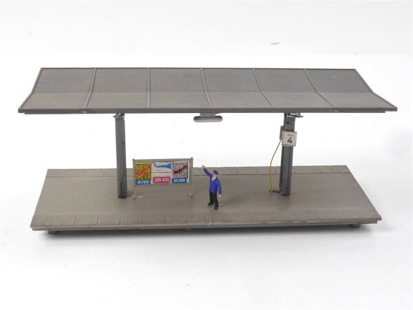 Spur H0 Gebäude Bahnsteig mit Figur / LED Licht