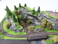 Eigenbau Spur N Landschaftsbau Diorama Bergkette mit Dorf Brücke Gleisoval/Licht