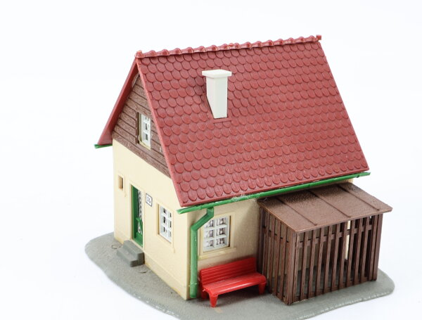 Spur H0 Gebäude Wohnhaus Einfamilienhaus Siedlungshaus mit Bank