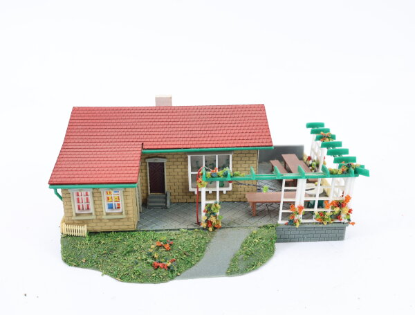 Spur H0 Gebäude Wohnhaus mit Terrasse / Licht