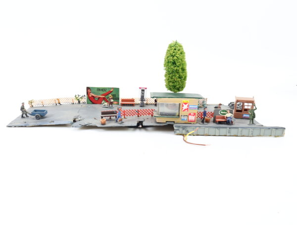 Spur H0 Diorama Landschaftsbau "Am Bahnsteig" mit Ausschmückungen und Figuren