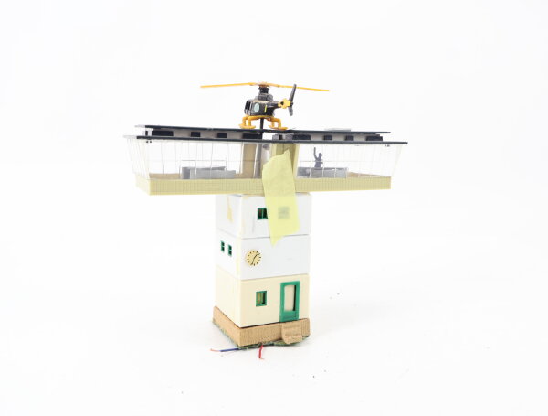 Eigenbau Spur H0 Gebäude Bahnstellwerk mit Helikopter / Motor