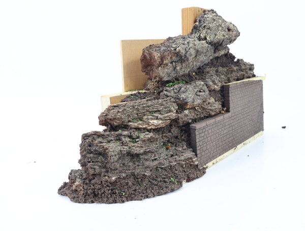 Landschaftsbau Gebirge Felsen Holzfelsen mit Steinmauer